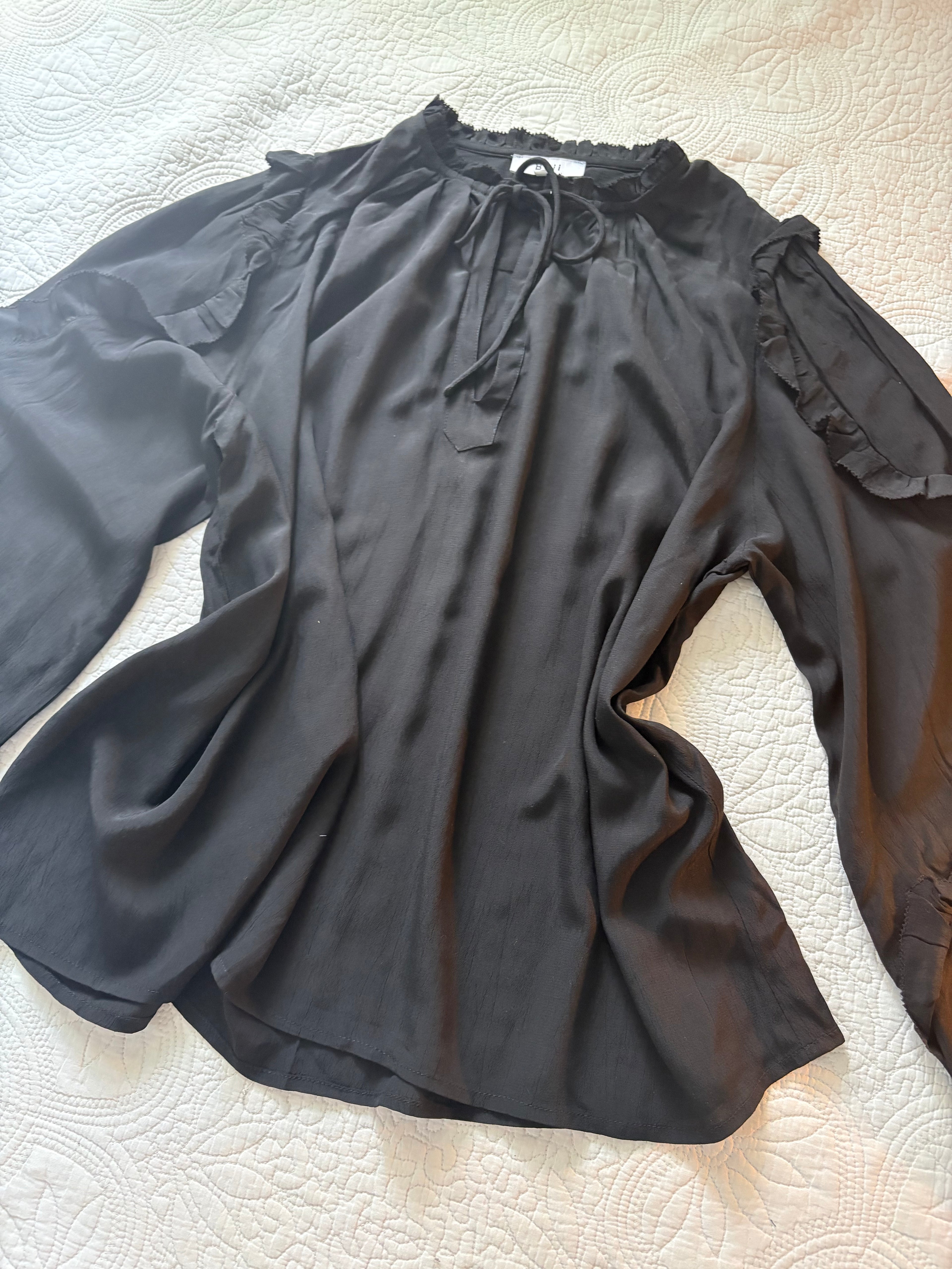 Boii Studios black shirt M