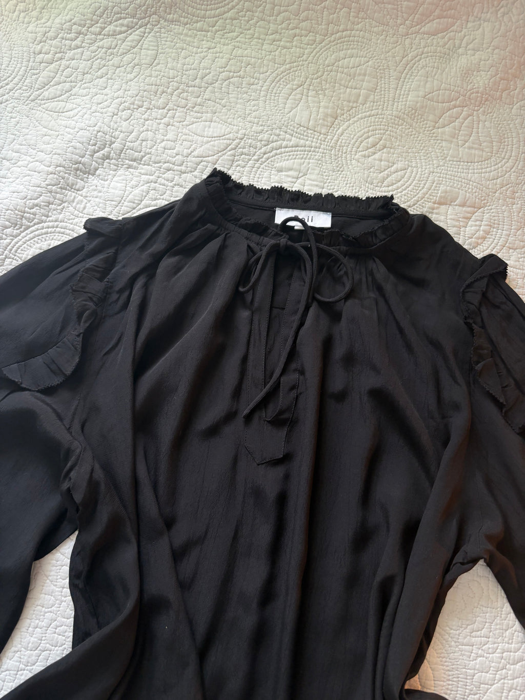 Boii Studios black shirt M