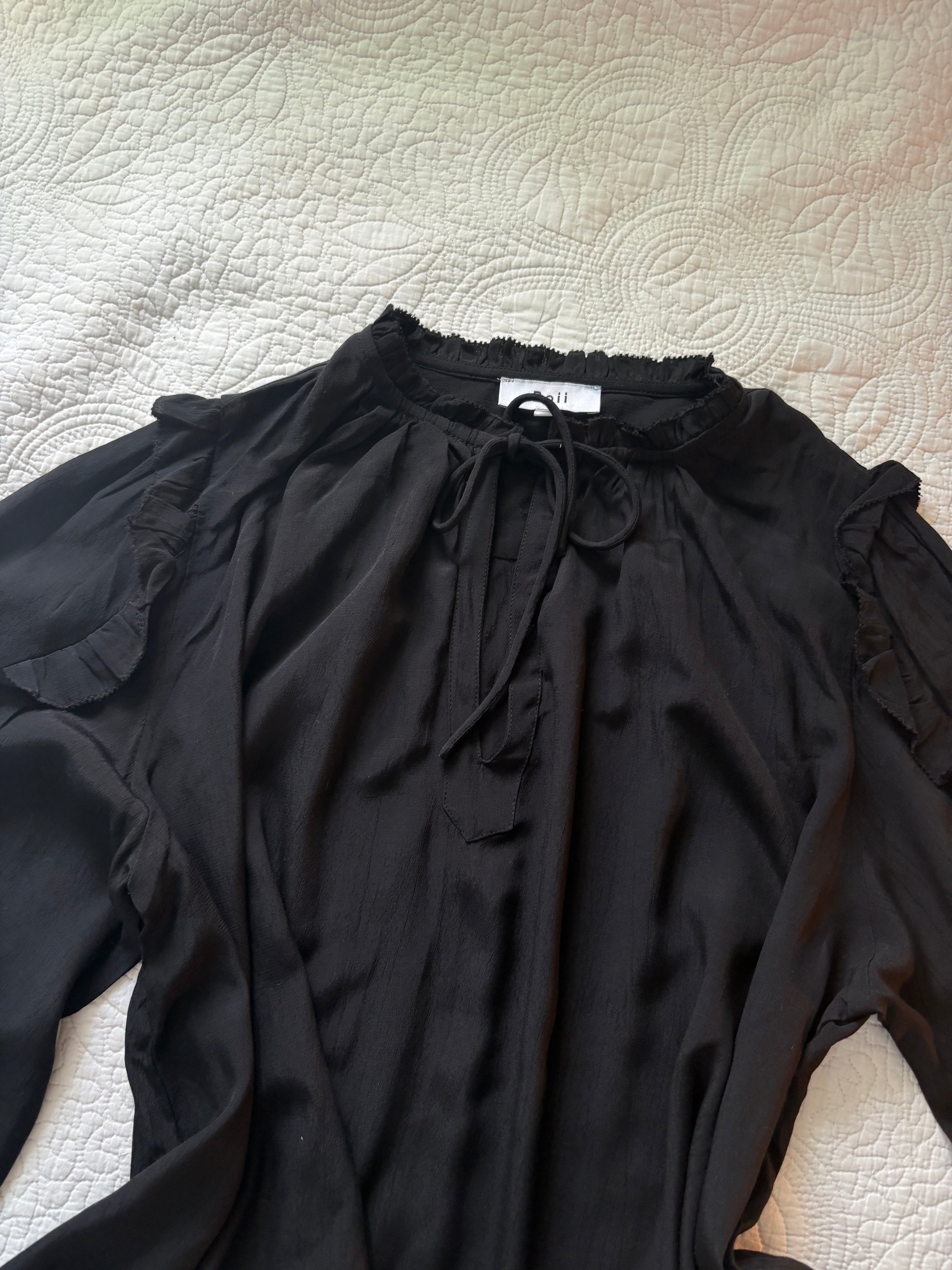 Boii Studios black shirt M