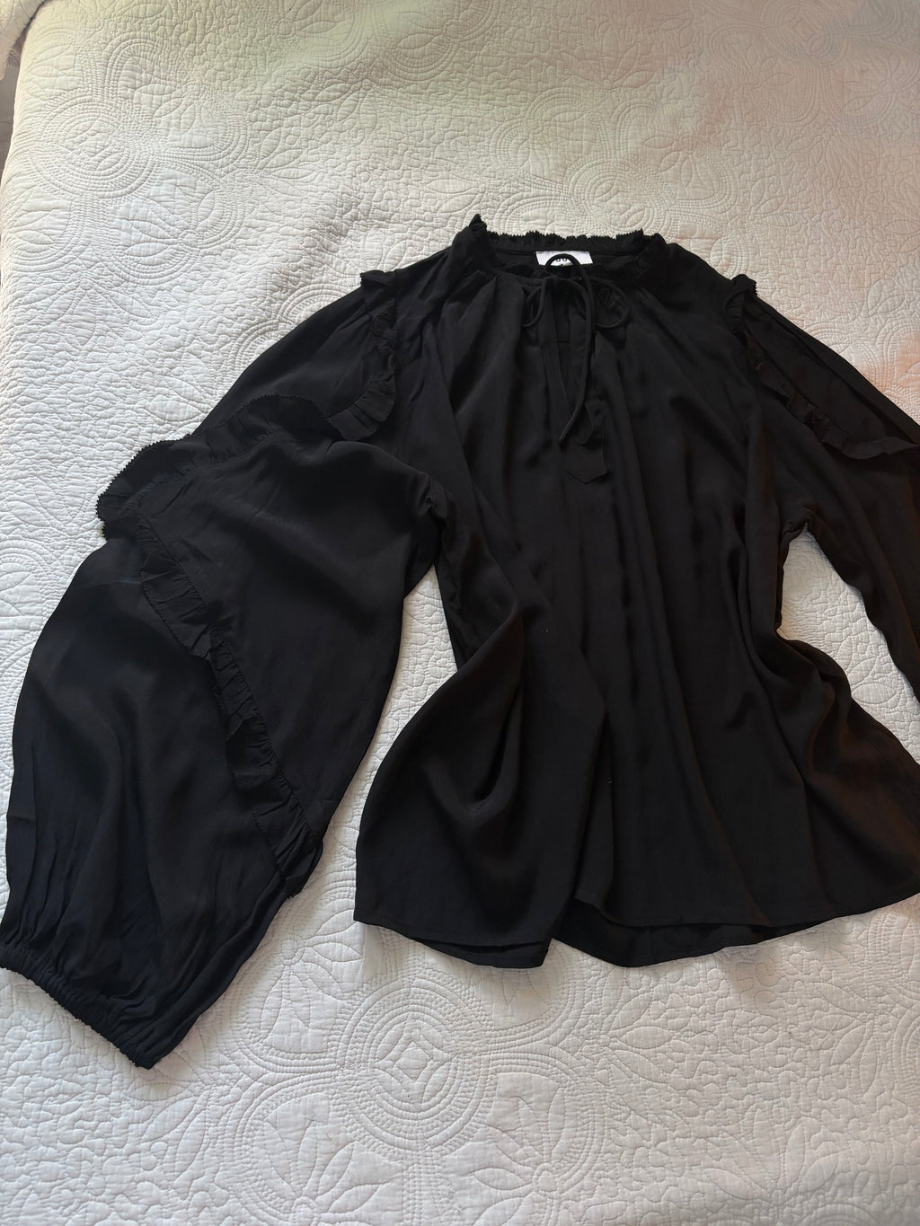 Boii Studios black shirt M