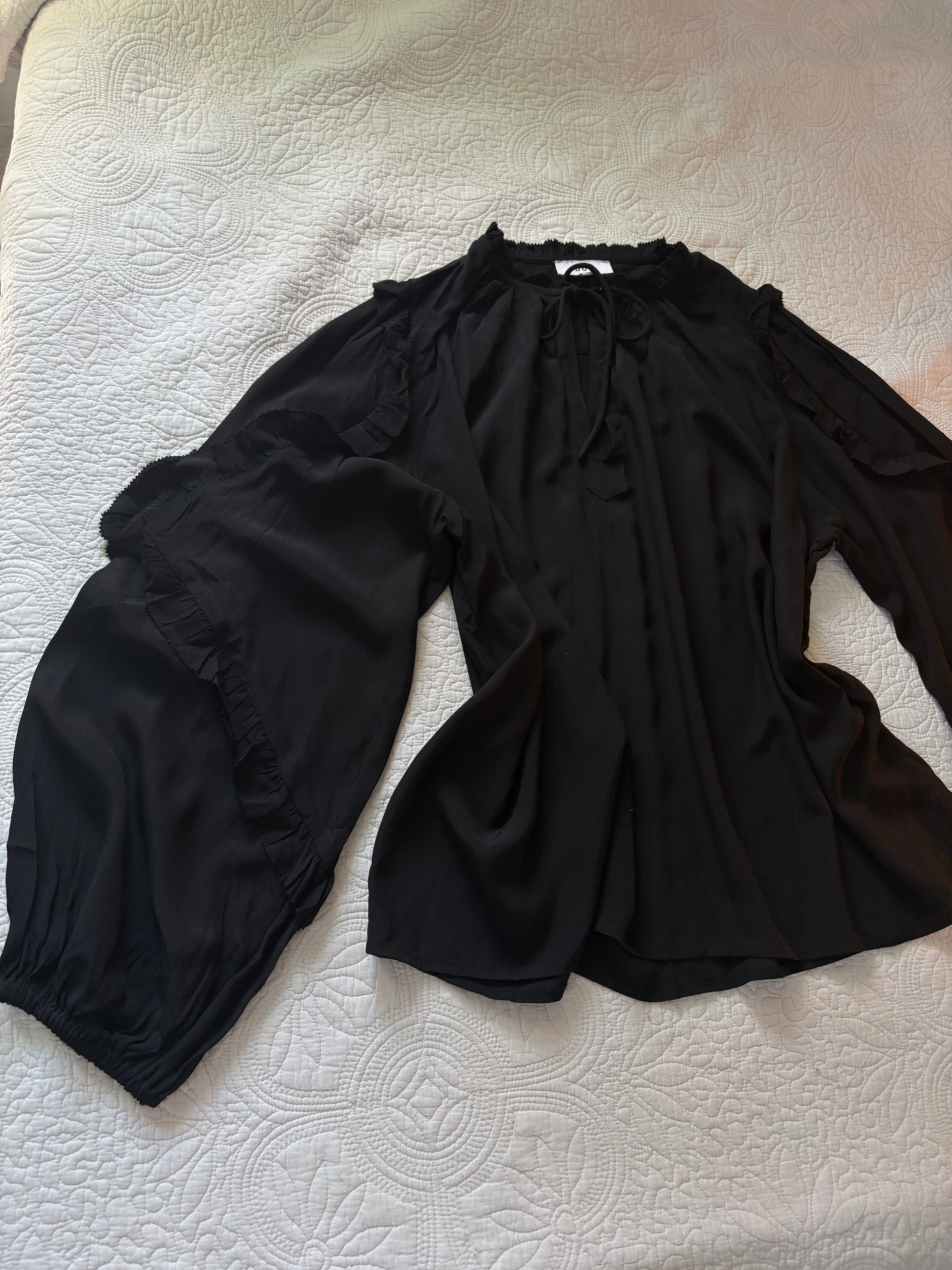 Boii Studios black shirt M