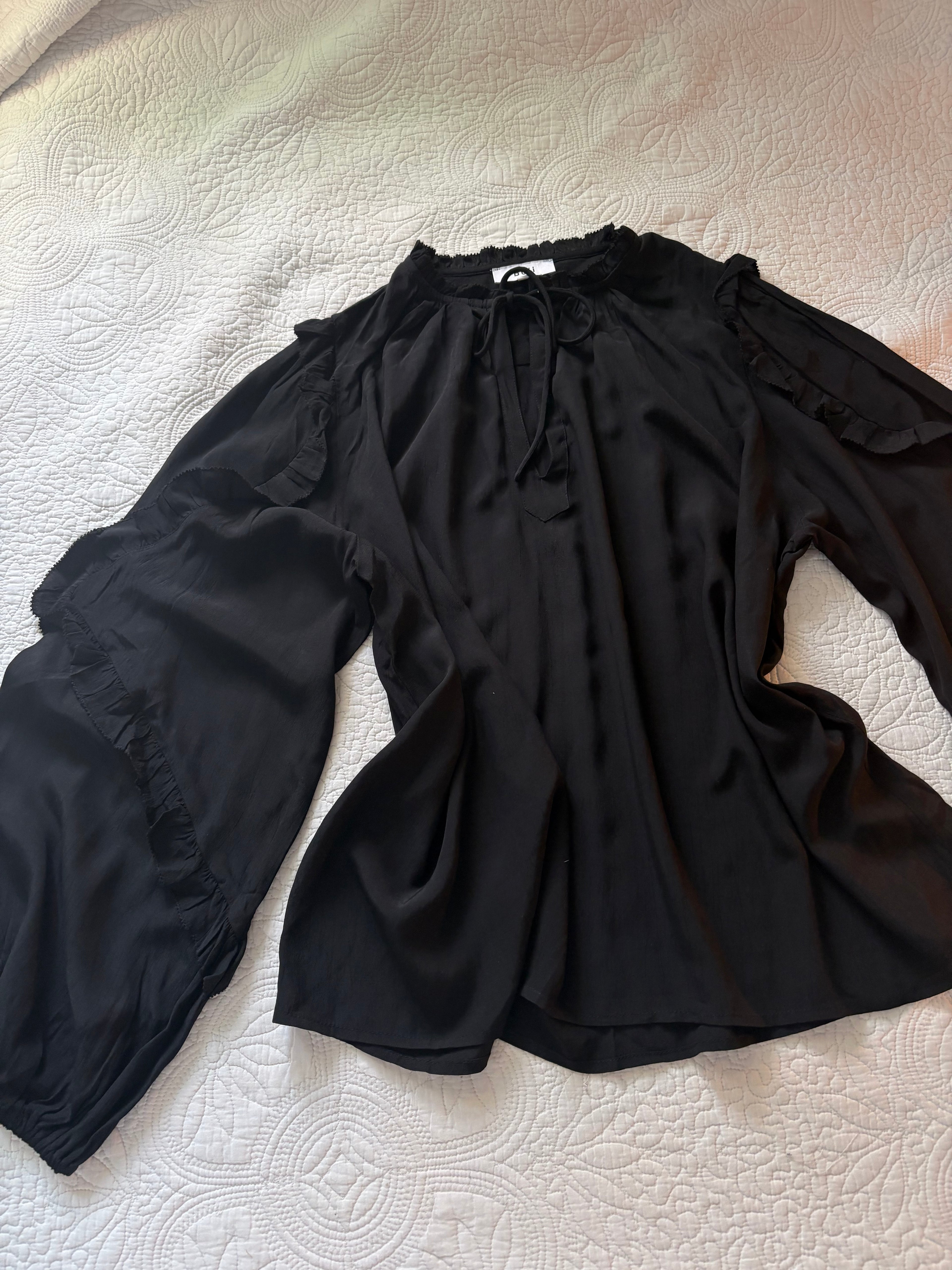 Boii Studios black shirt M