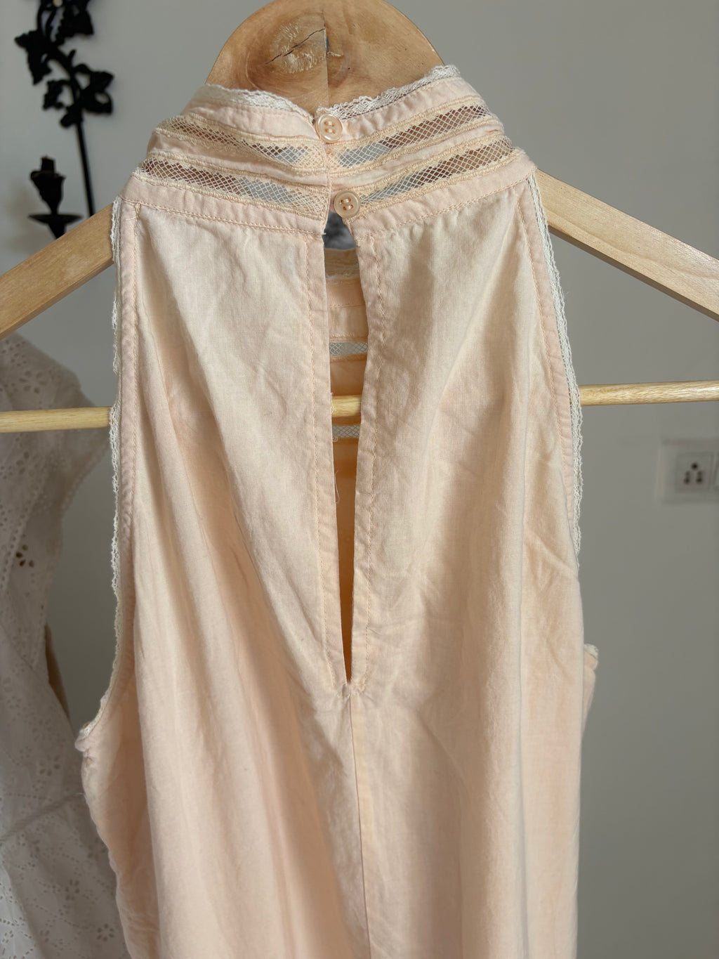 EMBROIDERED NECK HALTER MINI DRESS XS