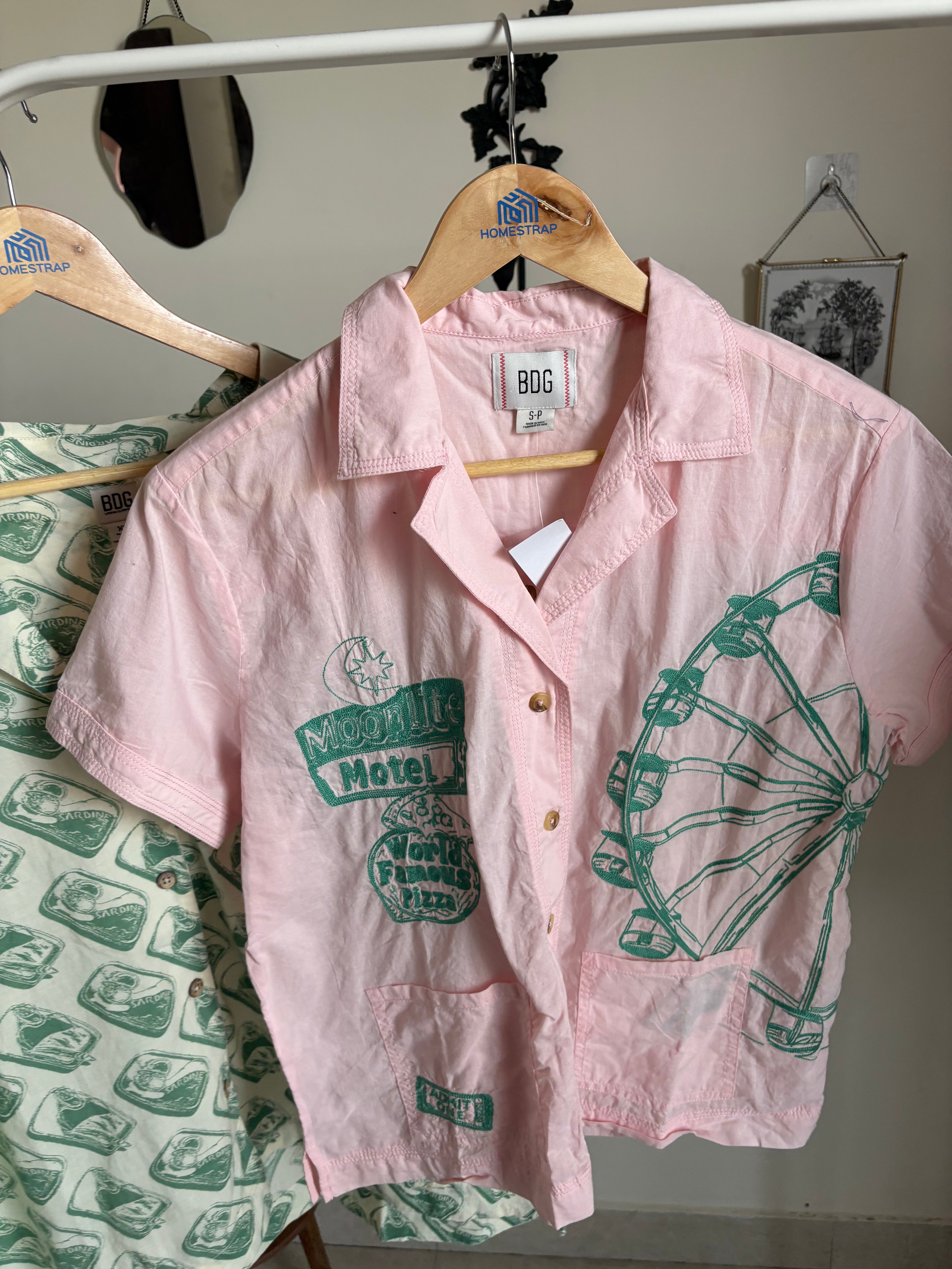 BDG Nash Embroidered Souvenir Short Sleeve Button-Down Shirt S
