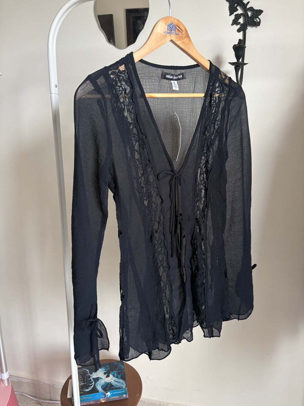 UO Shelby Fly-Away Frill Blouse M