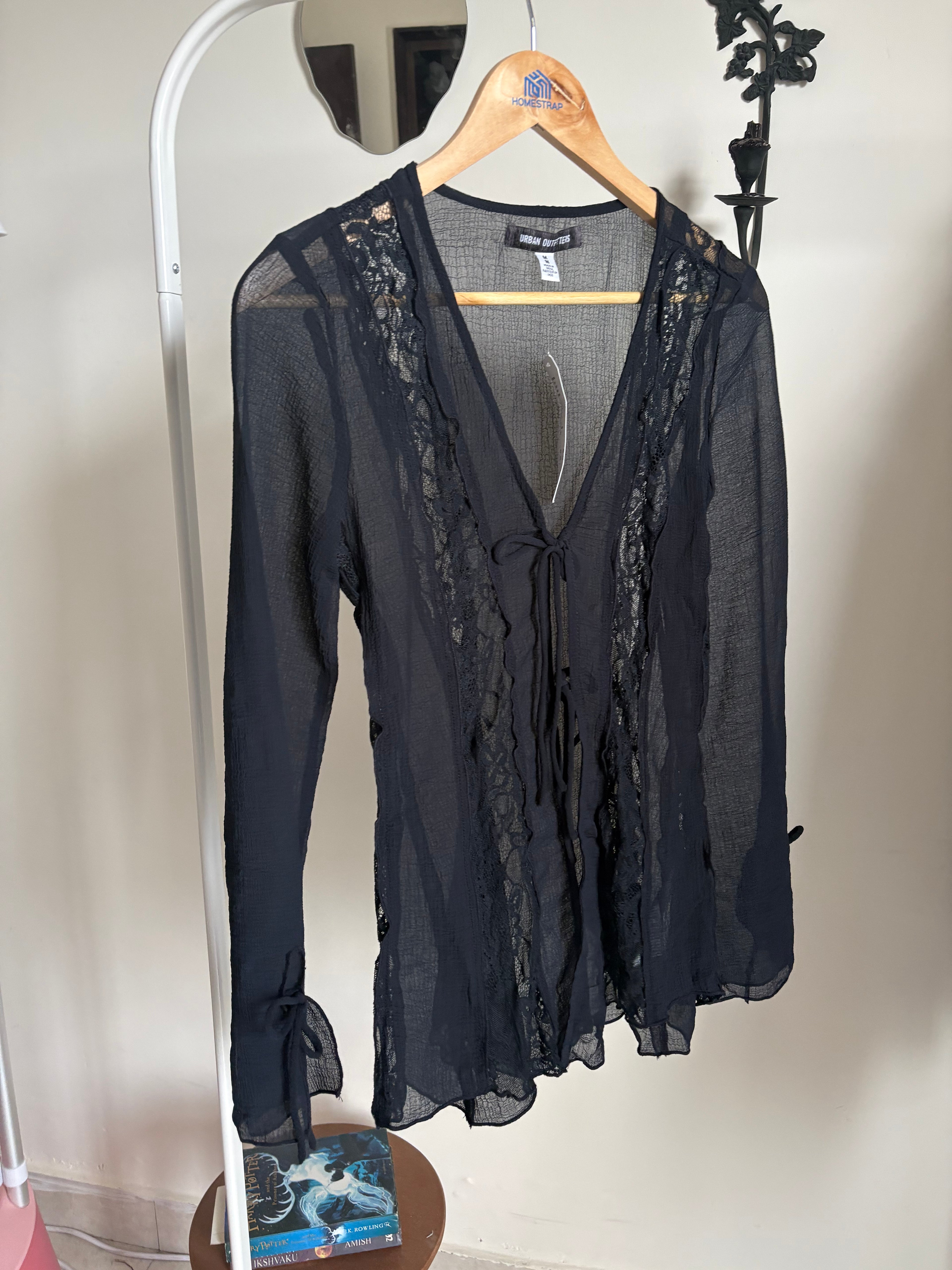 UO Shelby Fly-Away Frill Blouse M