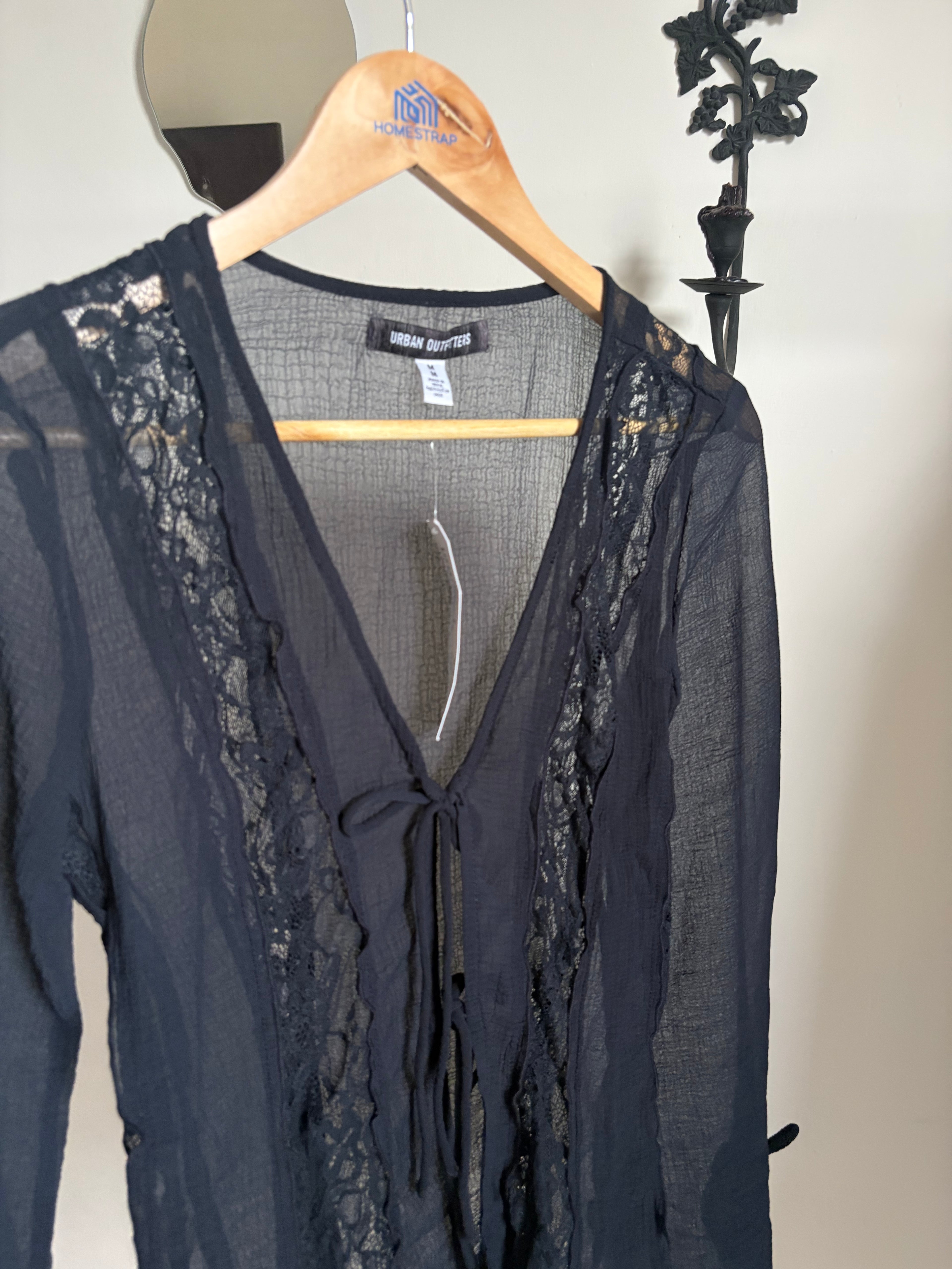 UO Shelby Fly-Away Frill Blouse M