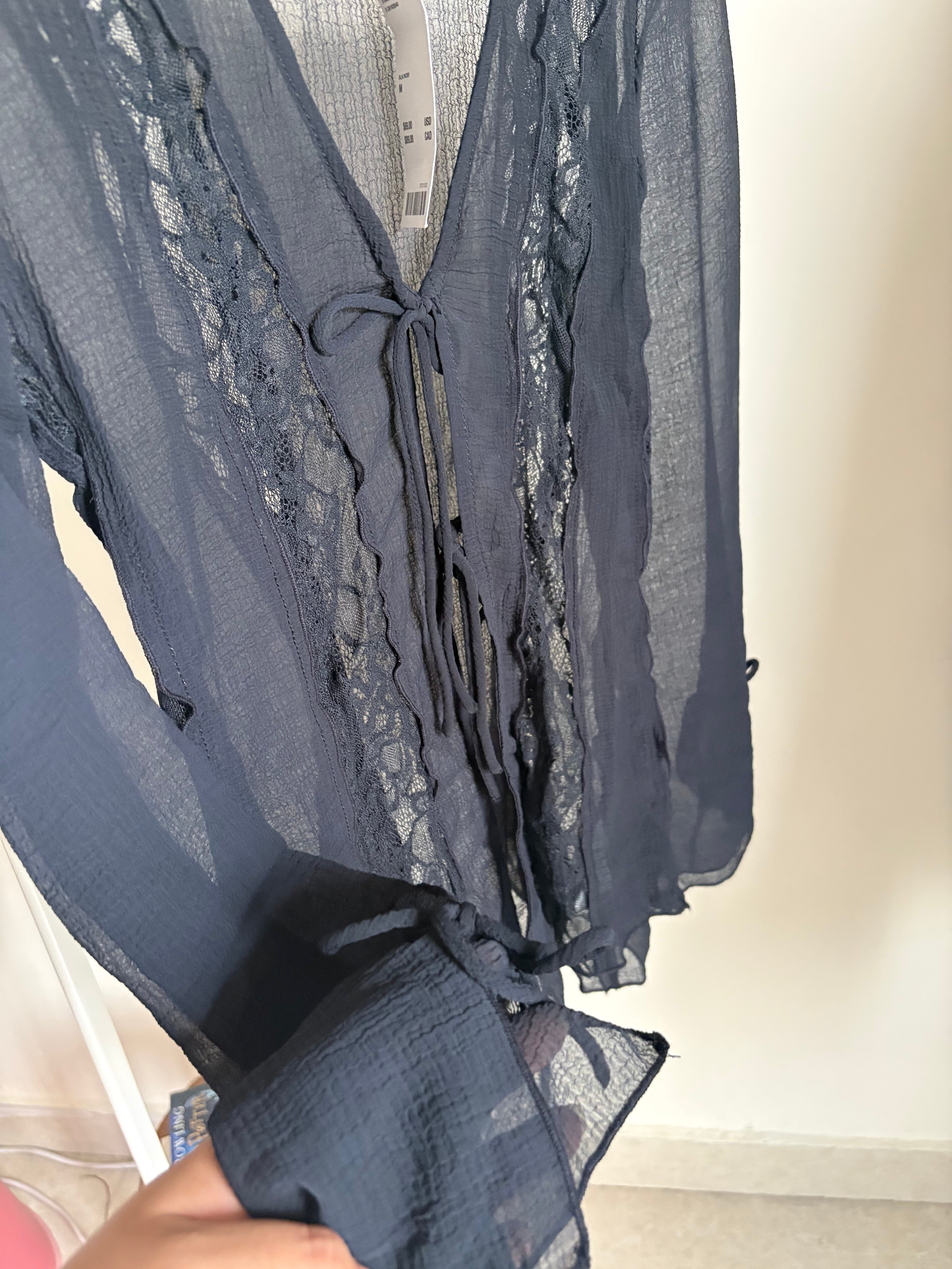 UO Shelby Fly-Away Frill Blouse M
