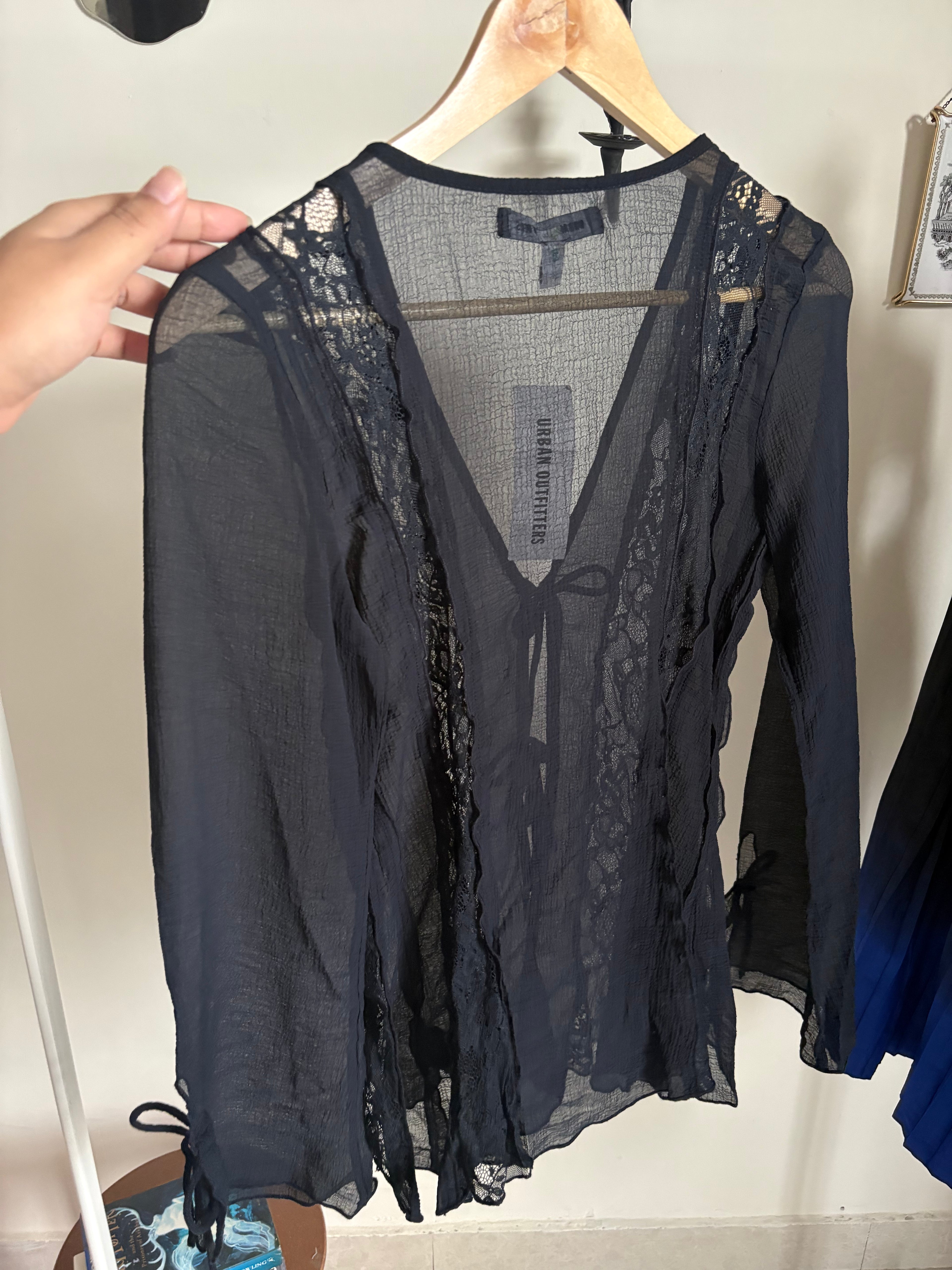 UO Shelby Fly-Away Frill Blouse M