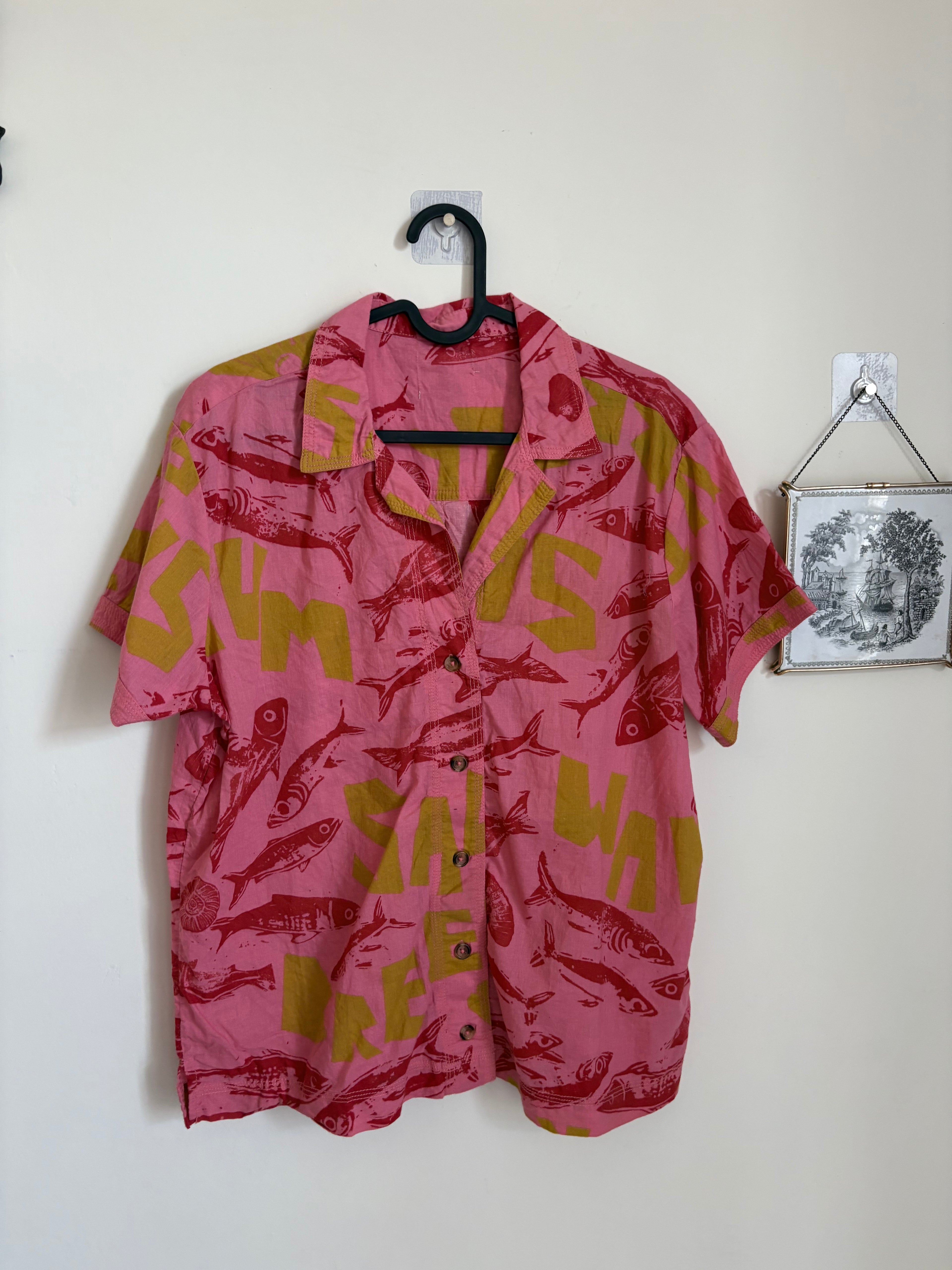 BDG Asher Printed Souvenir Short Sleeve Button-Down Shirt PINK FISH XS/S