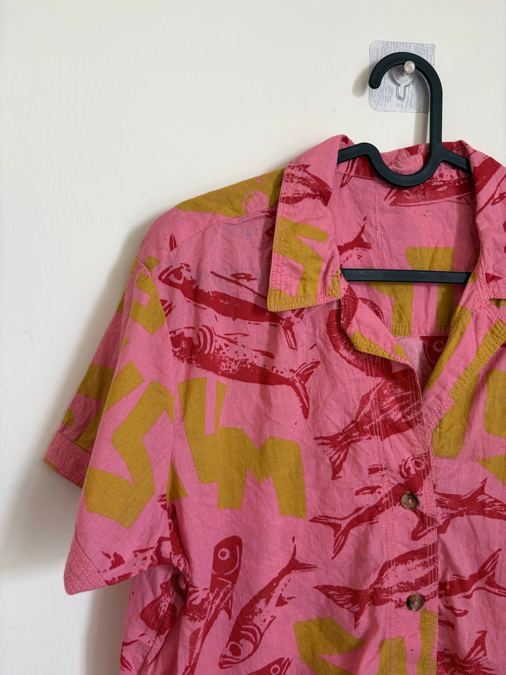 BDG Asher Printed Souvenir Short Sleeve Button-Down Shirt PINK FISH XS/S
