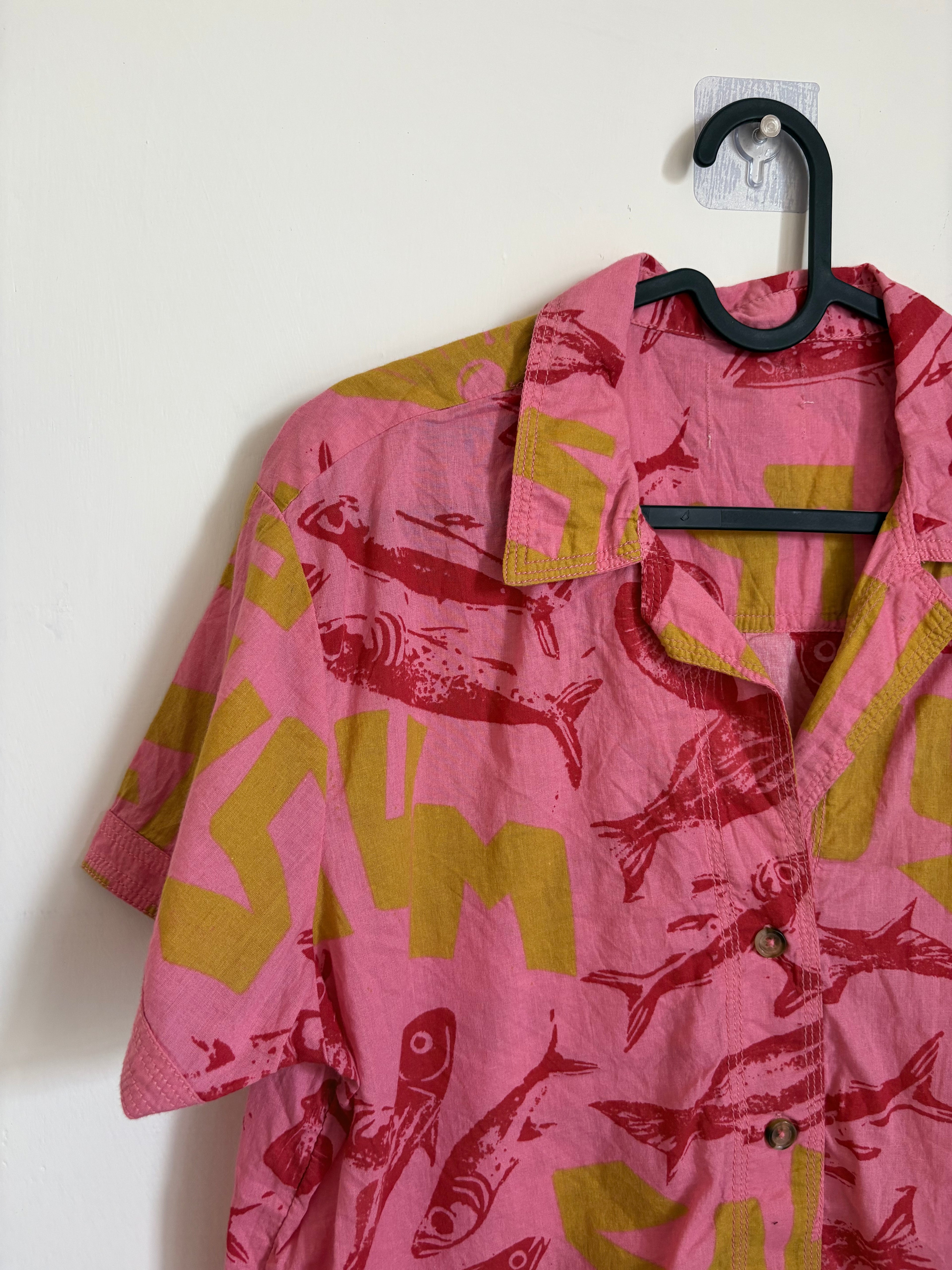 BDG Asher Printed Souvenir Short Sleeve Button-Down Shirt PINK FISH XS/S