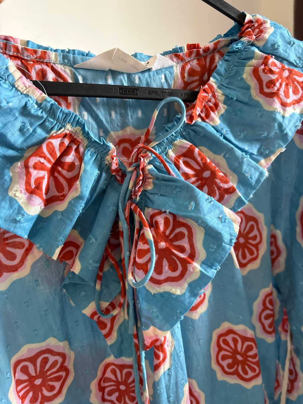 Compañía Fantástica Long beach dress with Red bloom flowers print
