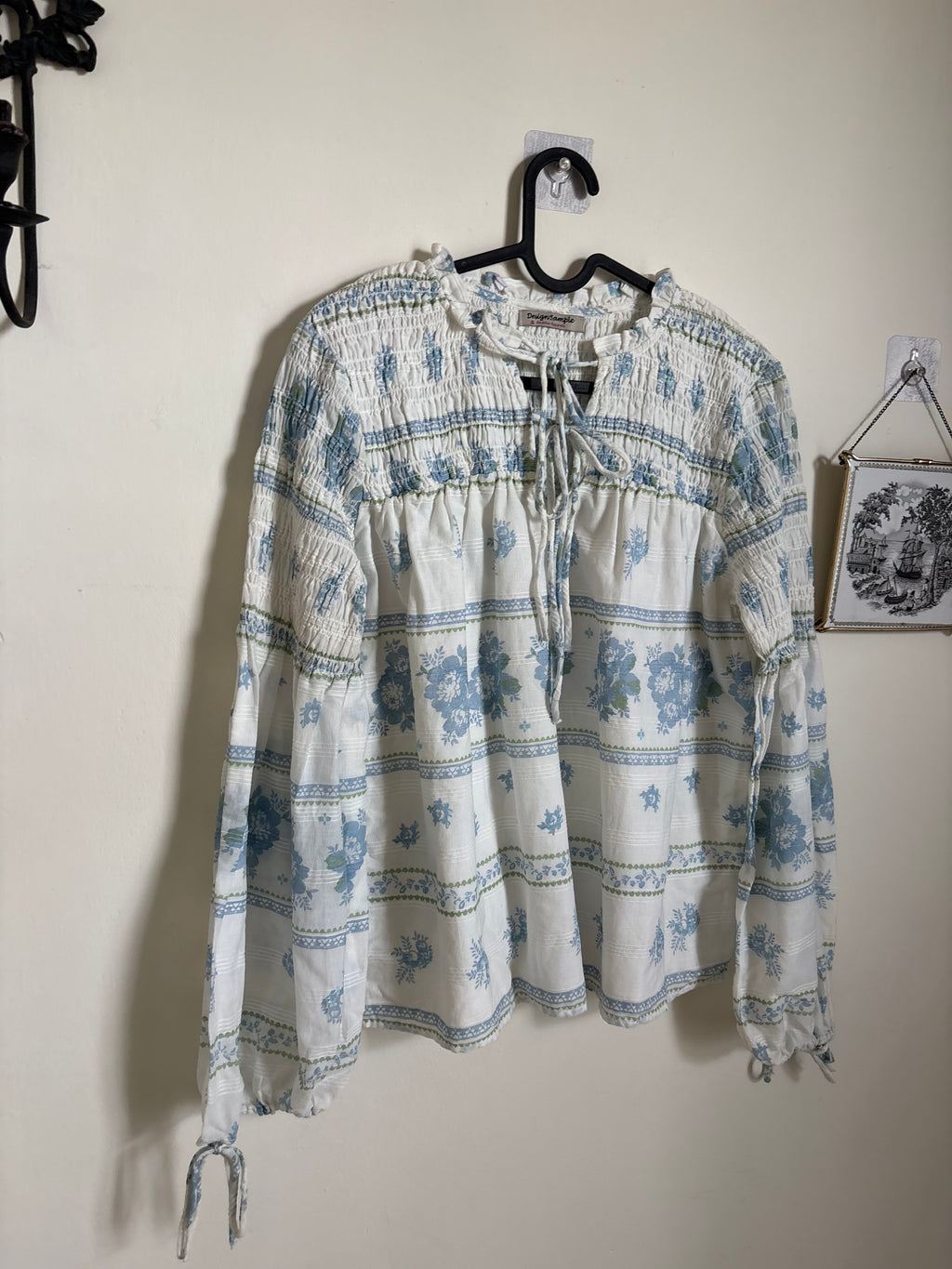 WHITE BLUE FLORAL TOP S-M
