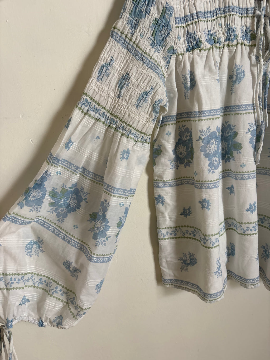 WHITE BLUE FLORAL TOP S-M