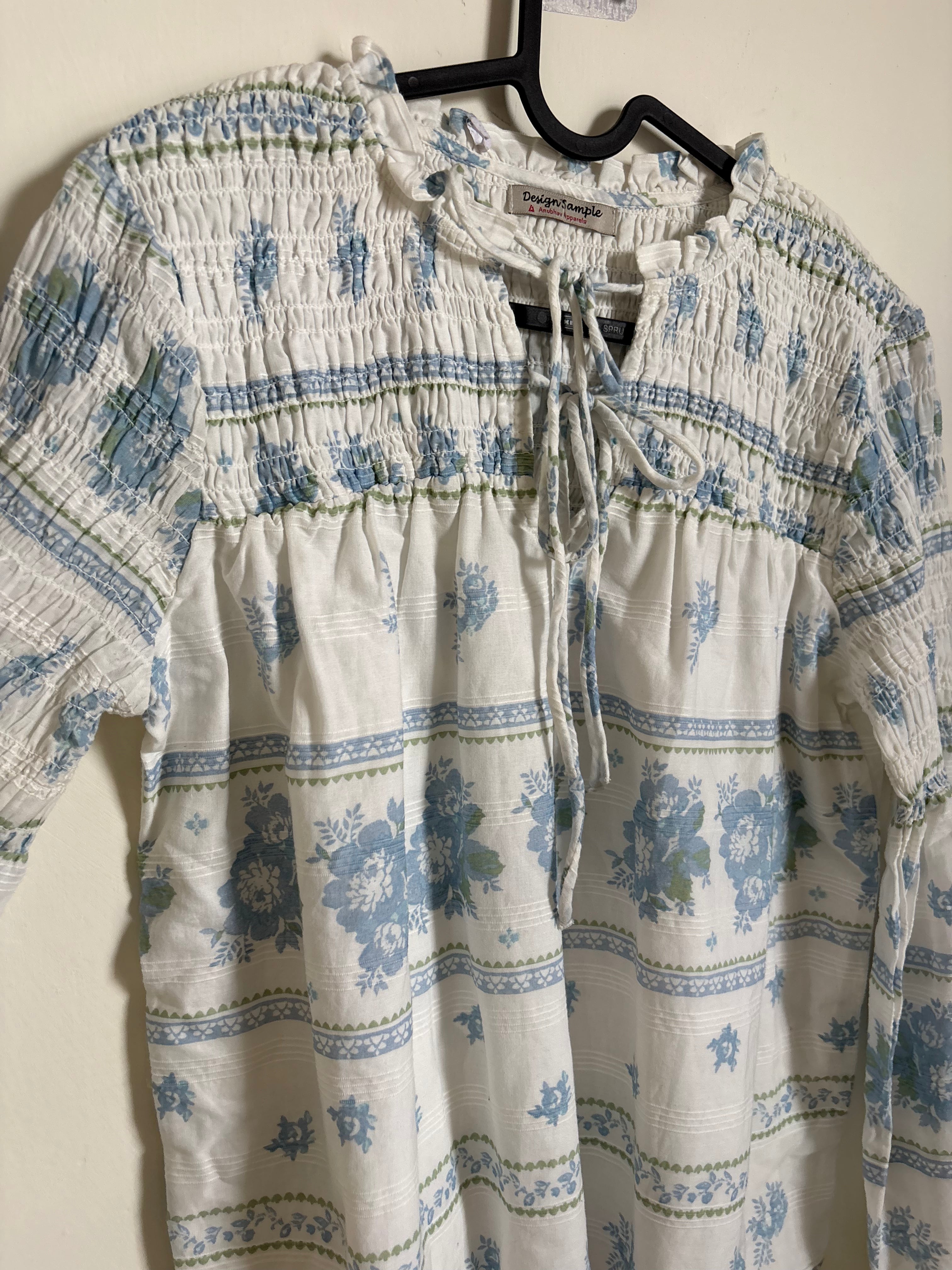 WHITE BLUE FLORAL TOP S-M