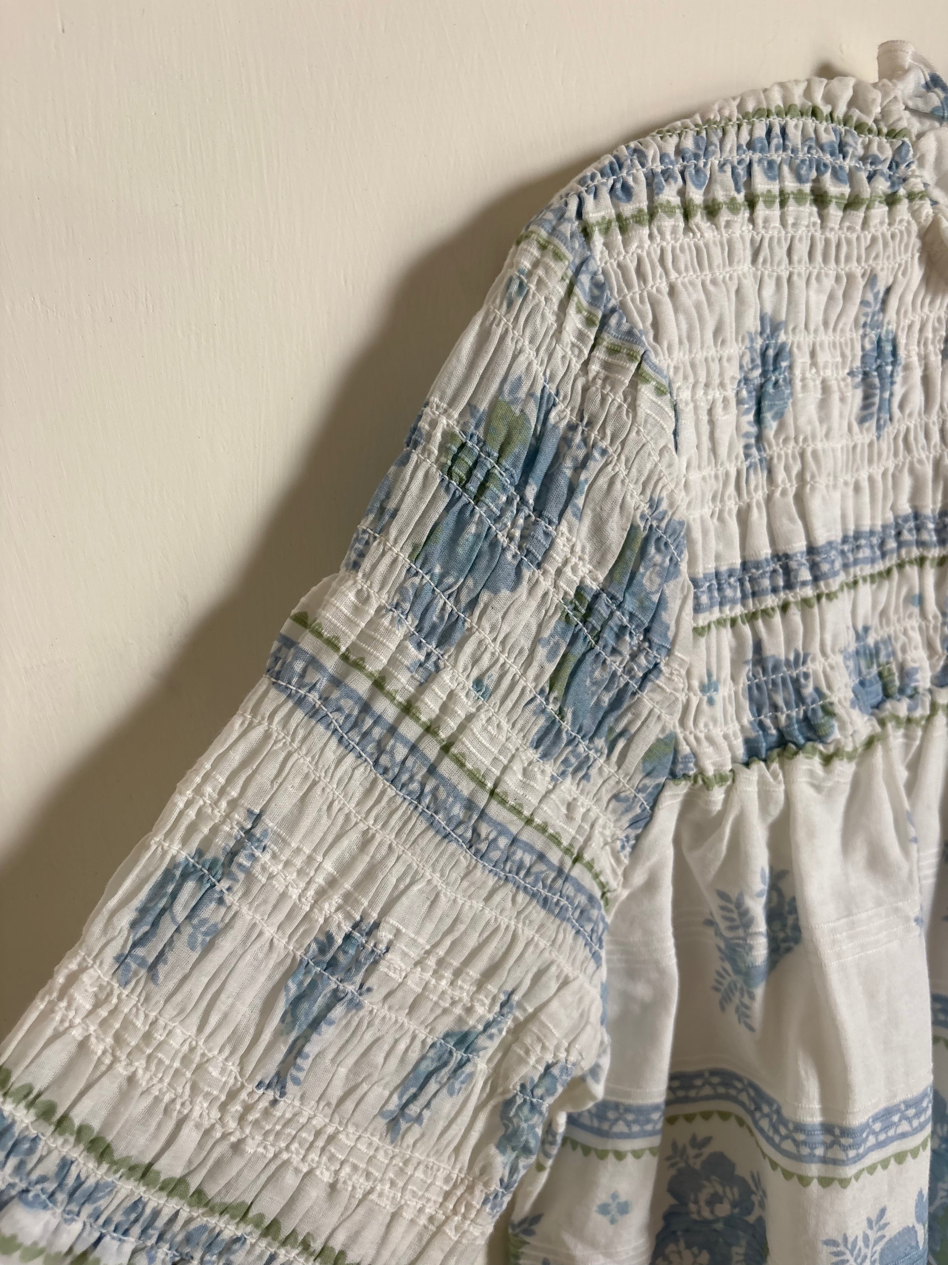 WHITE BLUE FLORAL TOP S-M