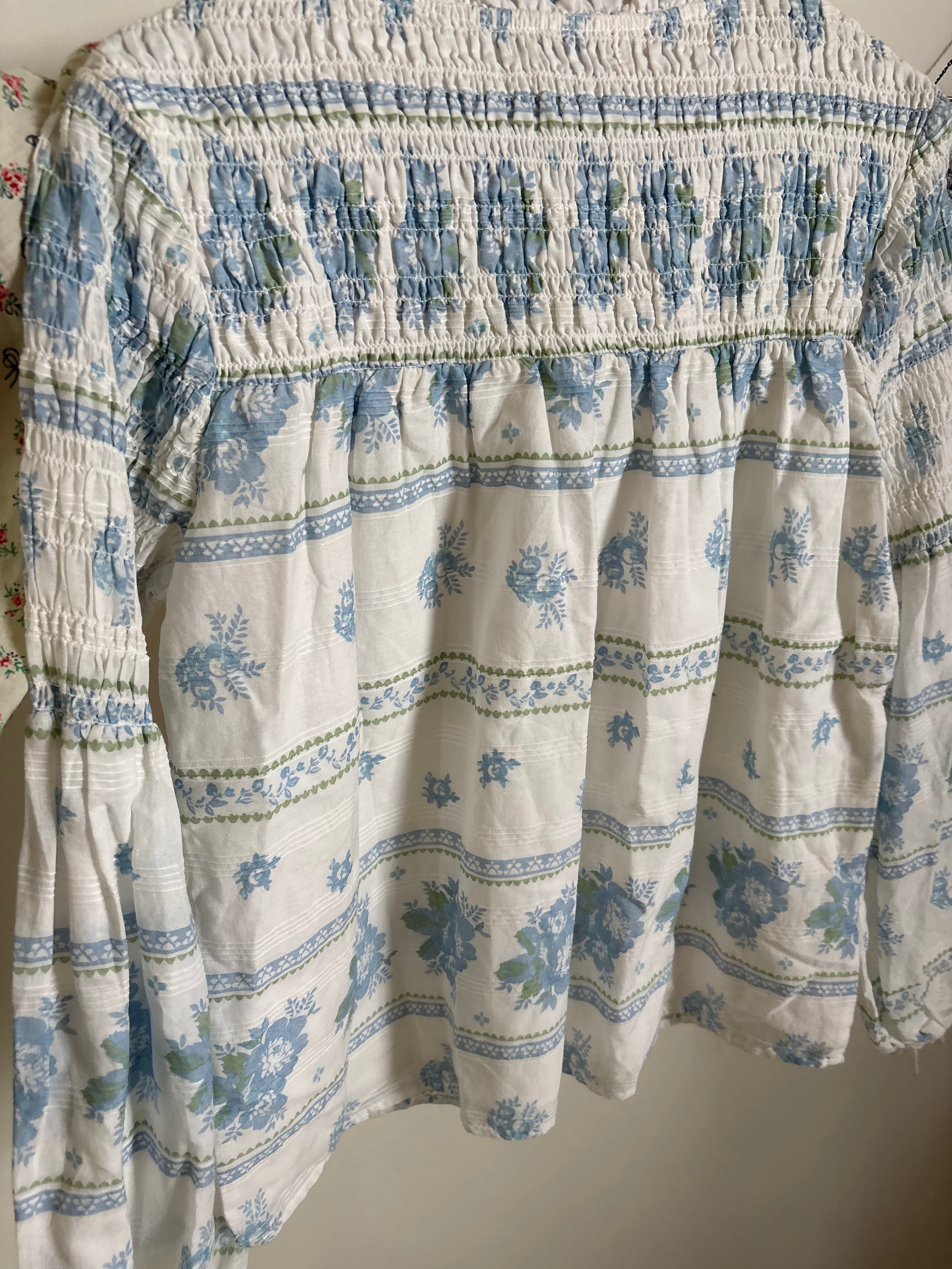 WHITE BLUE FLORAL TOP S-M
