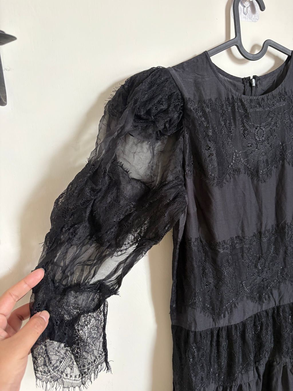 LACE TIERED DRESS BLACK M