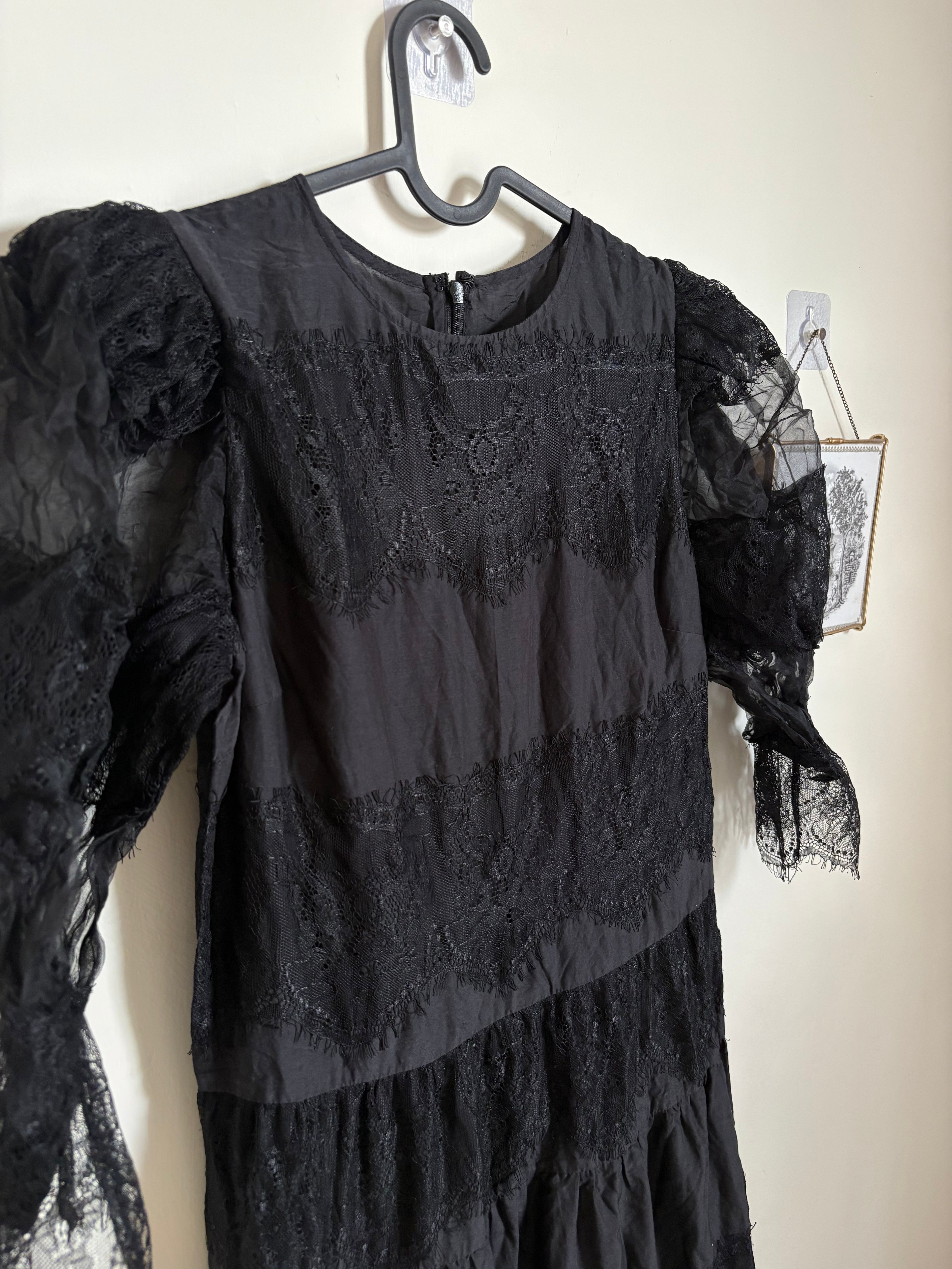 LACE TIERED DRESS BLACK M