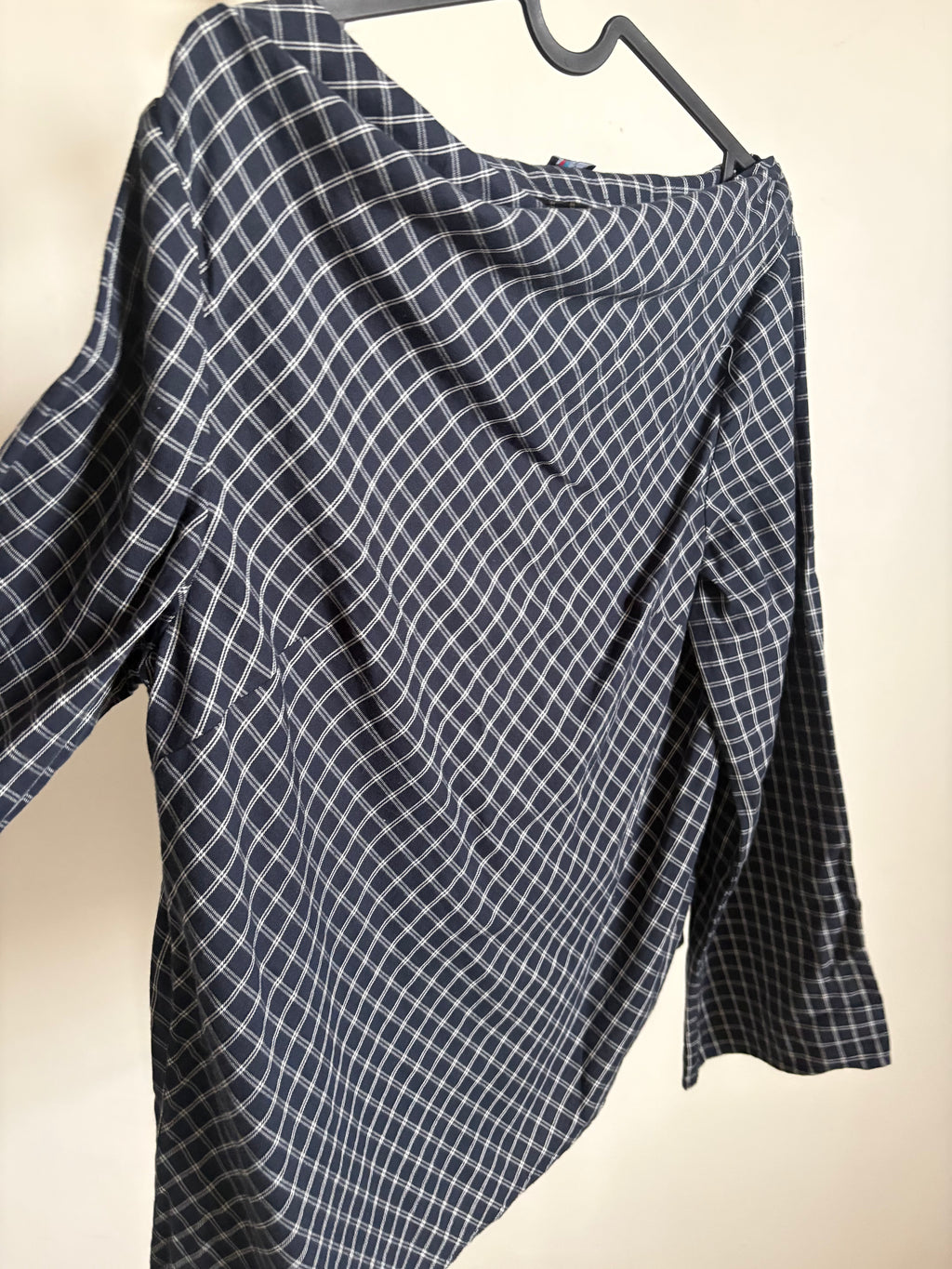 NAVY CHECK COWL TOP M/L