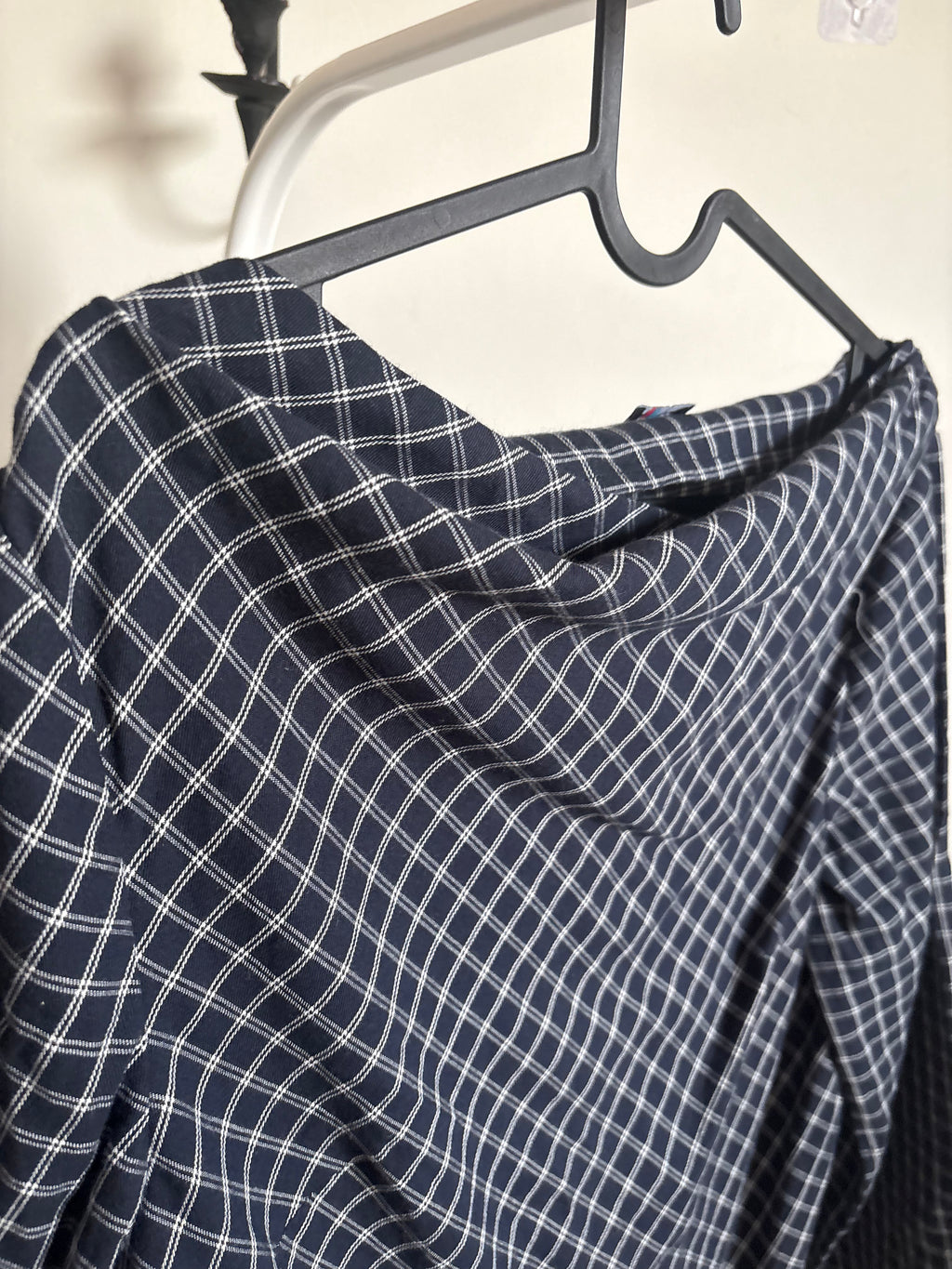 NAVY CHECK COWL TOP M/L