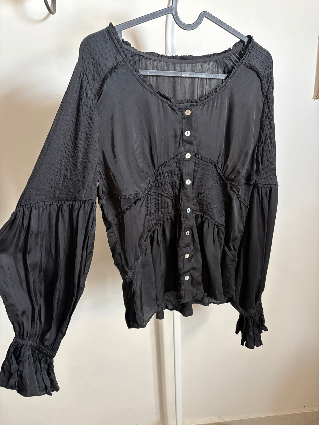 VISCOSE BLACK PLEAT DETAIL TOP M