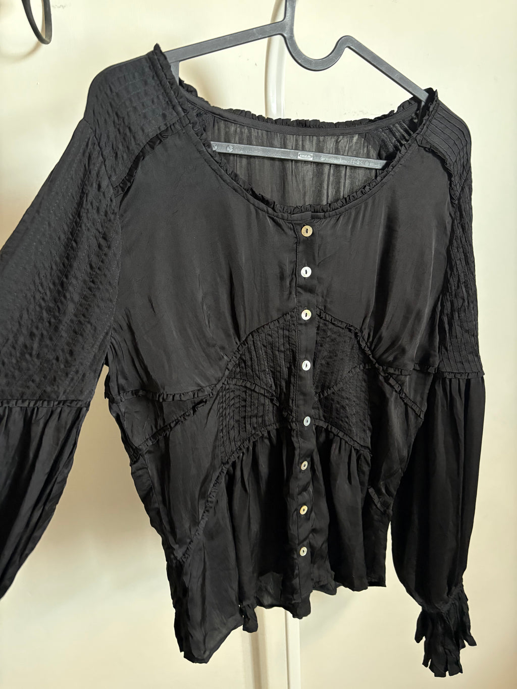 VISCOSE BLACK PLEAT DETAIL TOP M