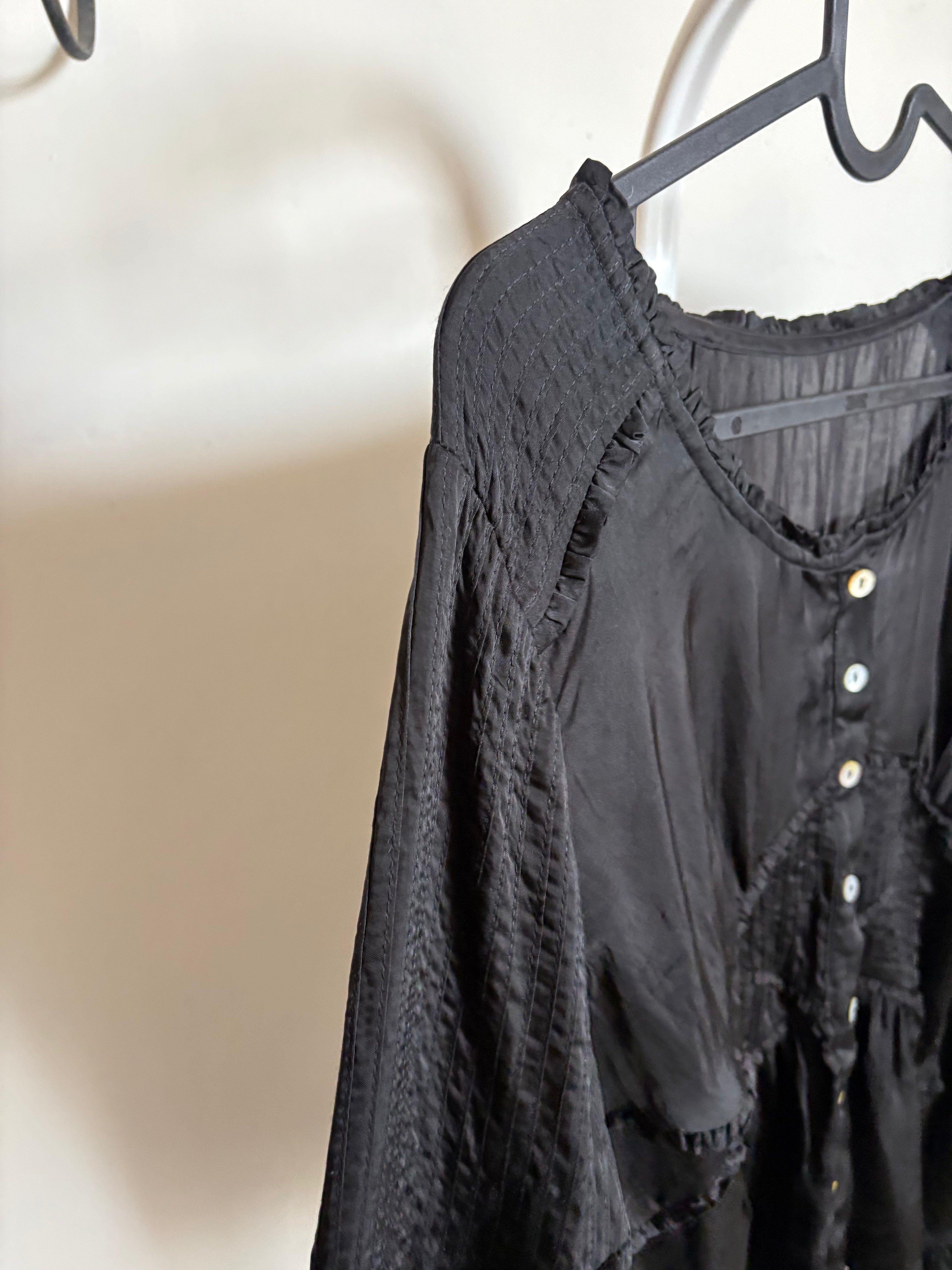 VISCOSE BLACK PLEAT DETAIL TOP M