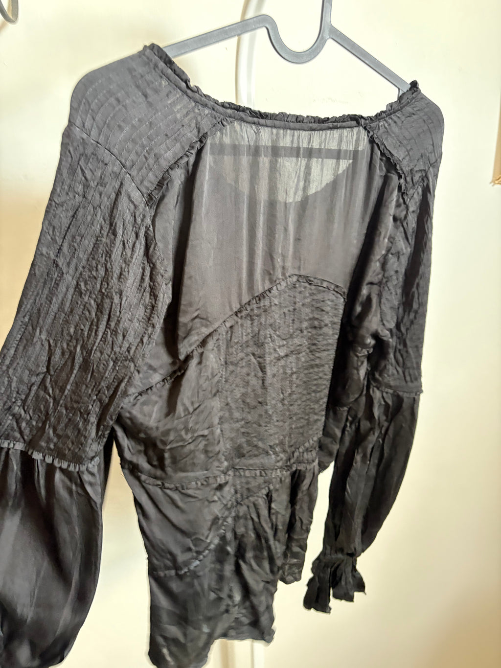VISCOSE BLACK PLEAT DETAIL TOP M