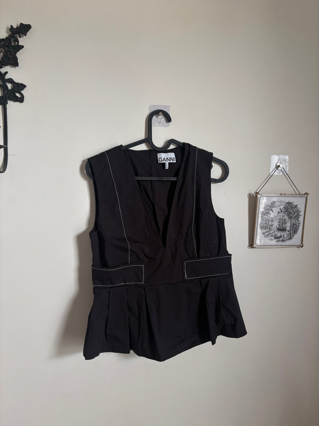 Ganni V neck top XS