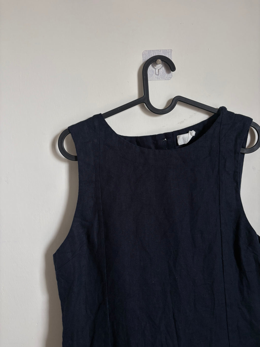 NAVY LINEN BACK CUTOUT DRESS L