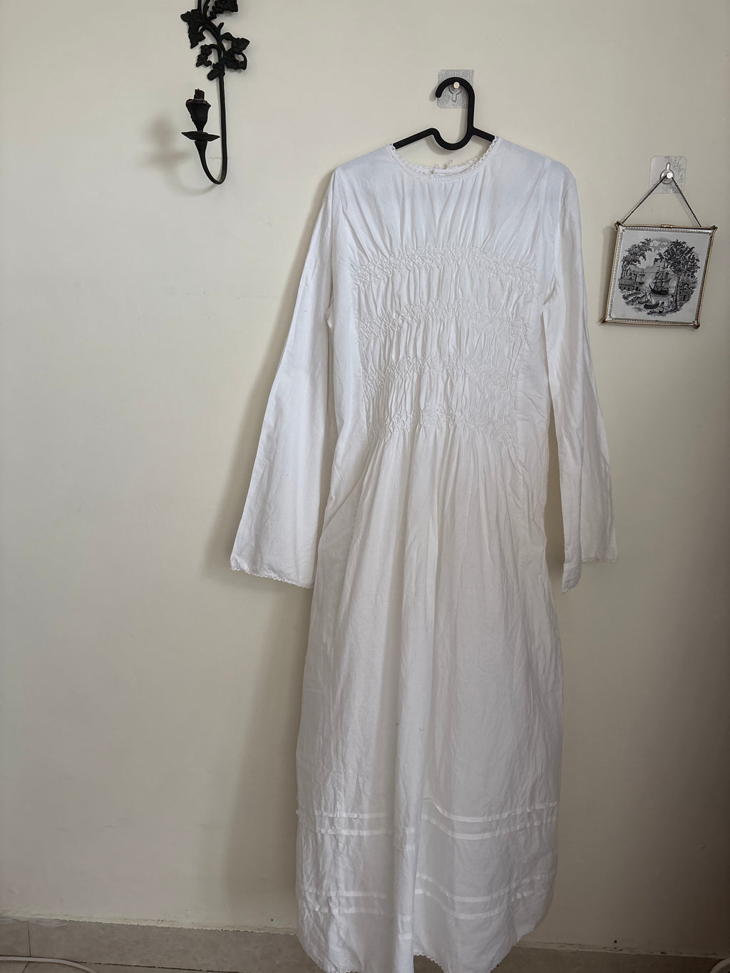 WHITE SMOCKED BEEL SLEEVE DRESS M