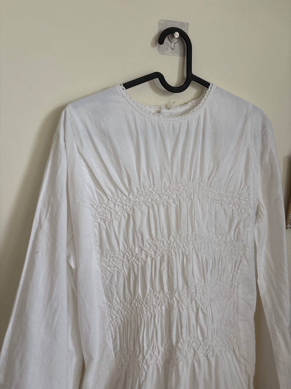 WHITE SMOCKED BEEL SLEEVE DRESS M