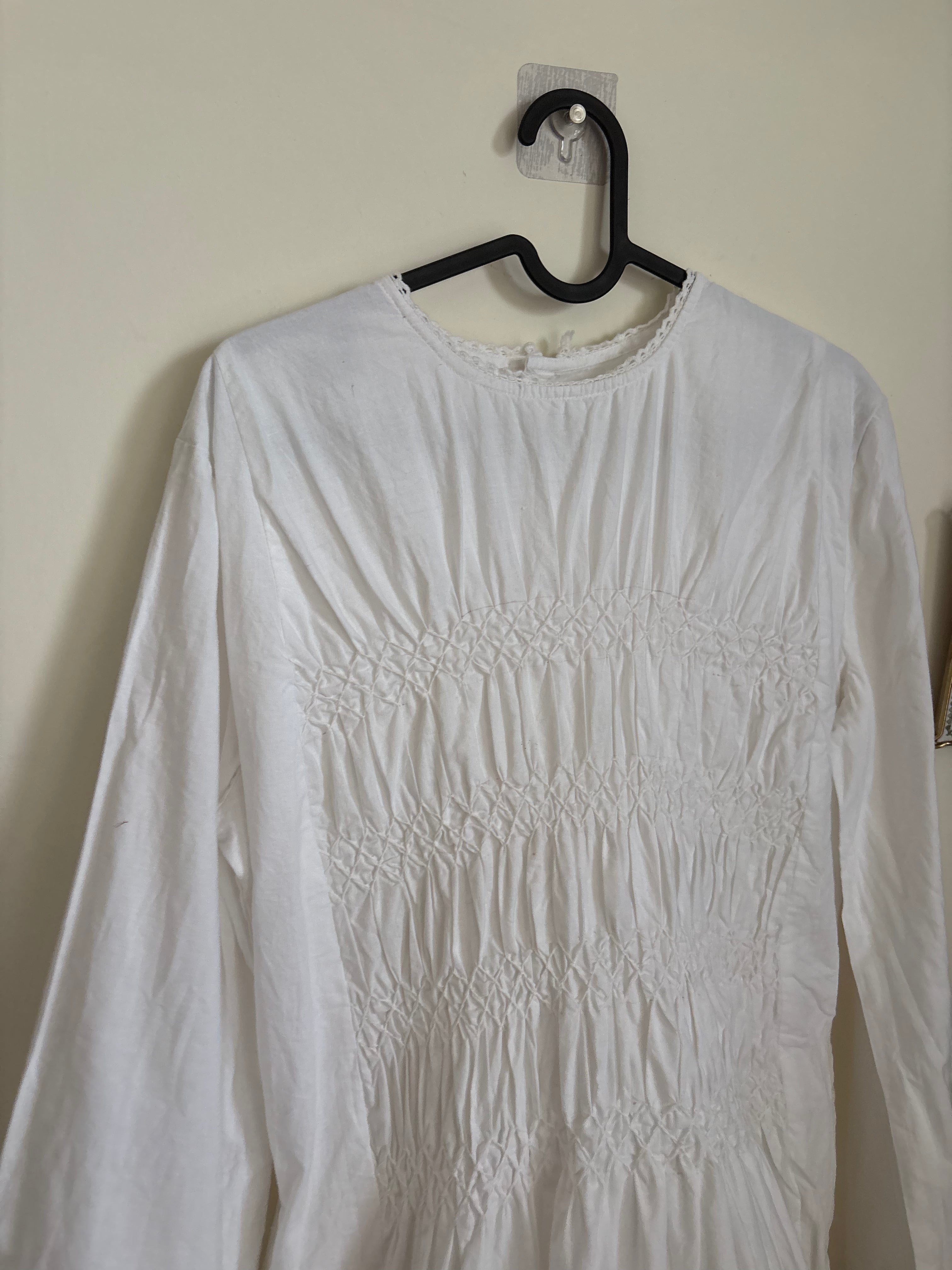 WHITE SMOCKED BEEL SLEEVE DRESS M