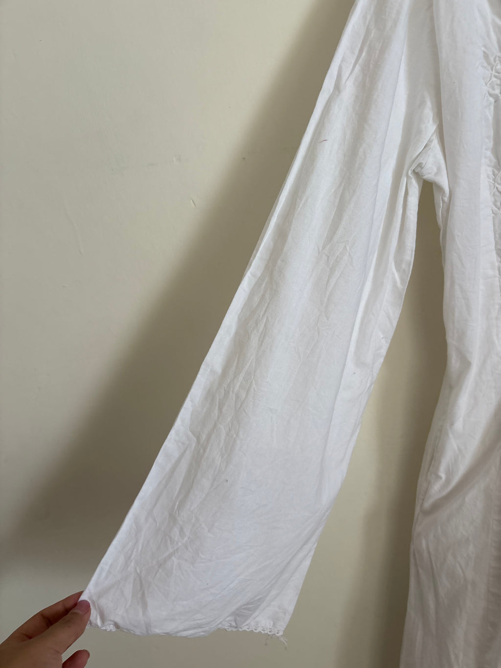 WHITE SMOCKED BEEL SLEEVE DRESS M