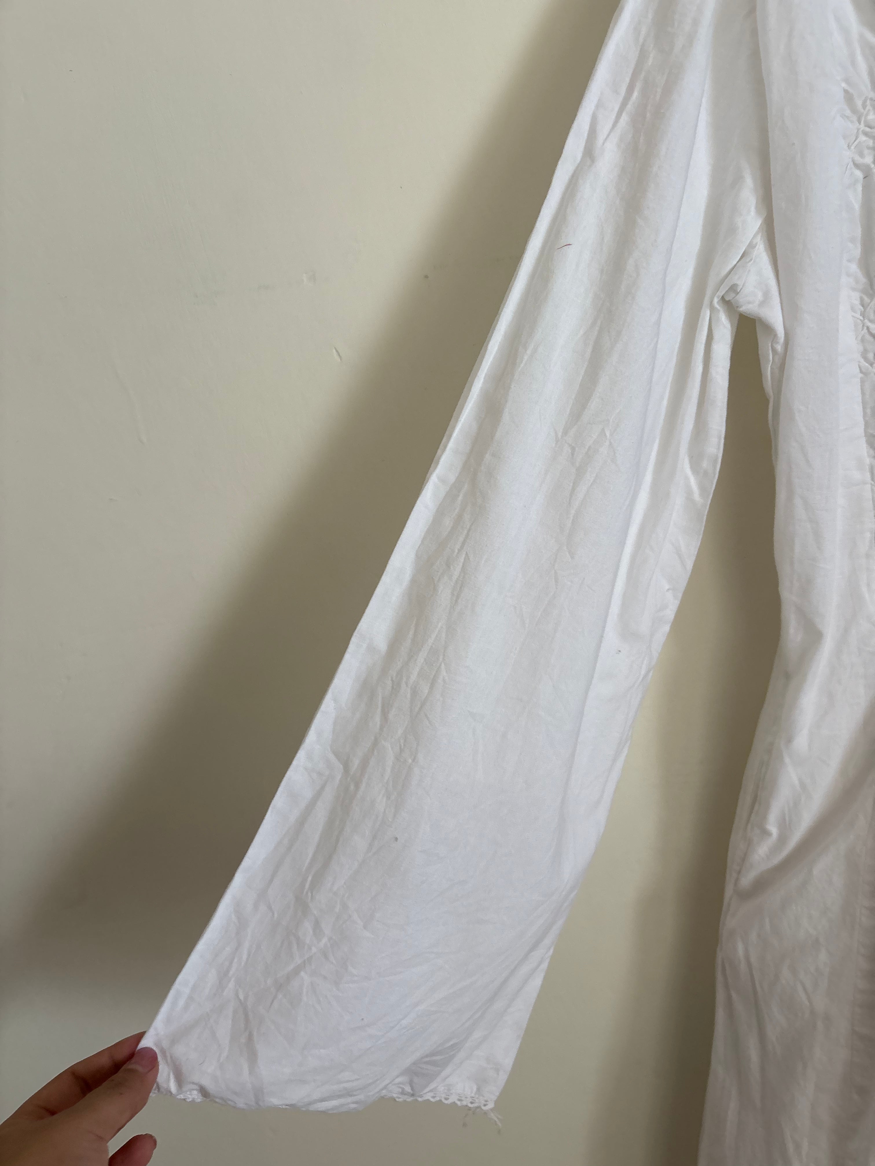 WHITE SMOCKED BEEL SLEEVE DRESS M