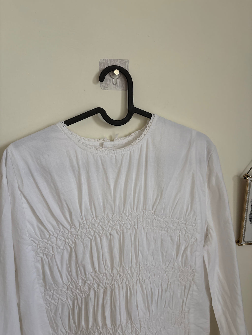 WHITE SMOCKED BEEL SLEEVE DRESS M