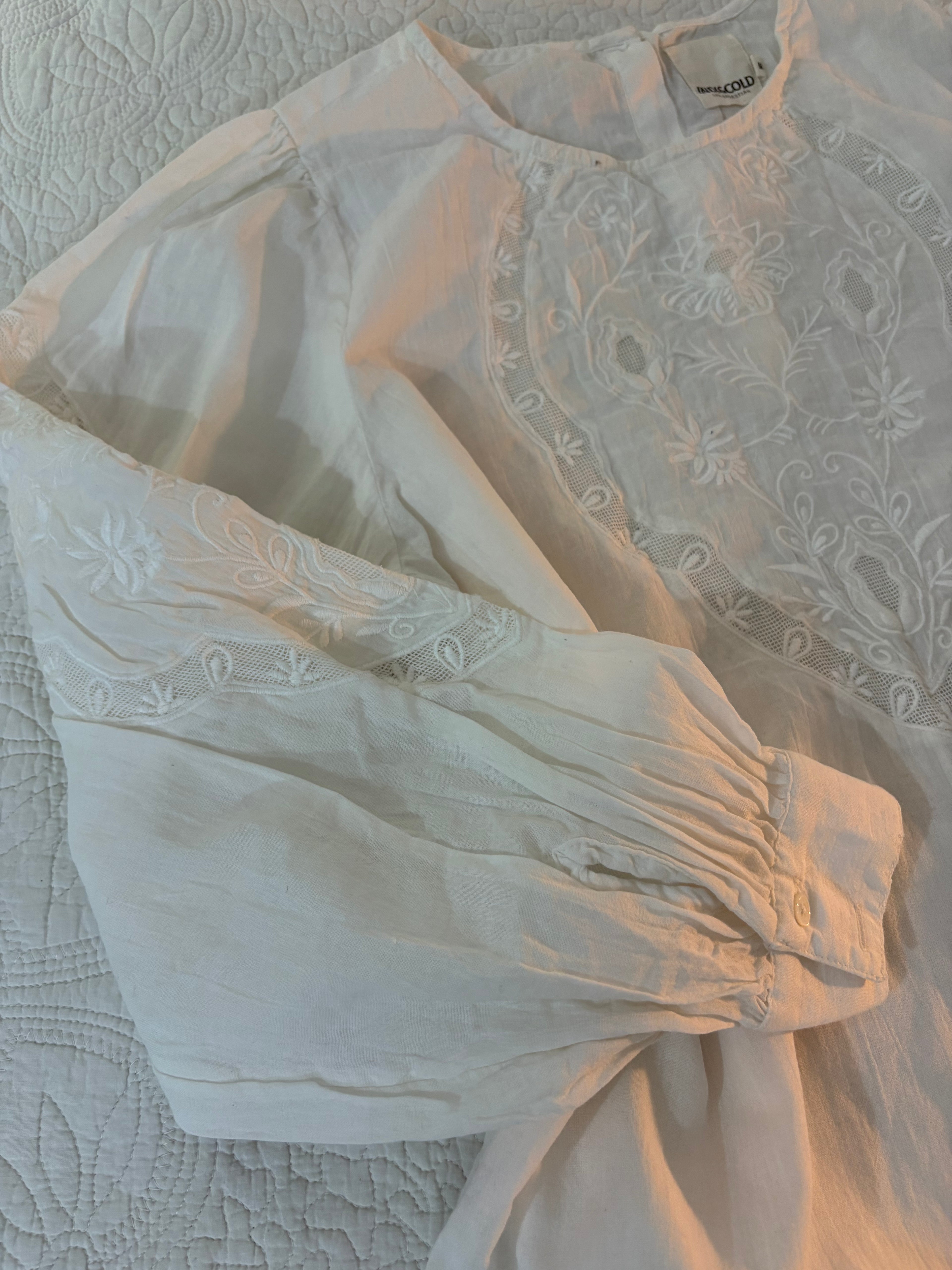 Indi&Cold embroidered top M