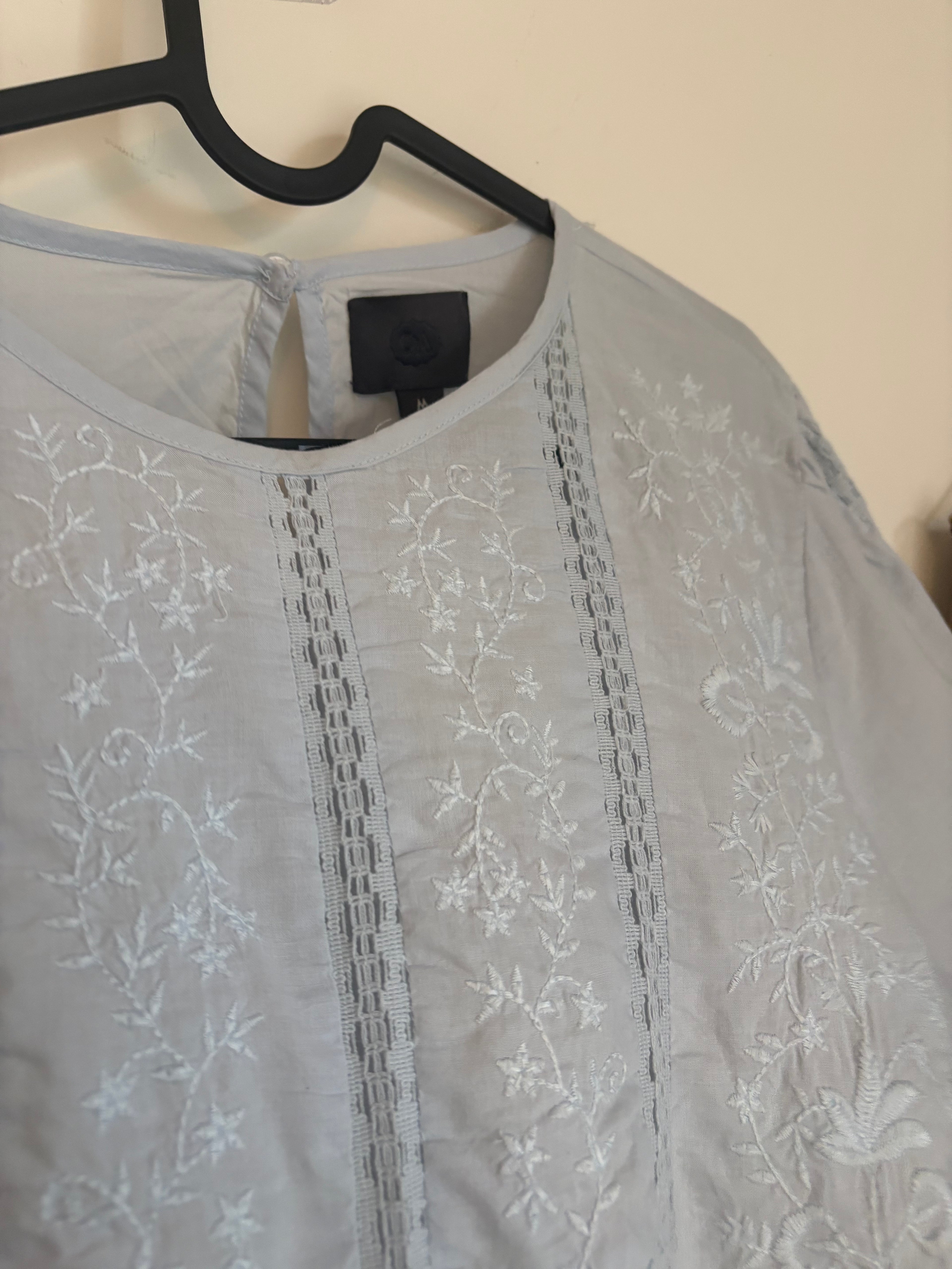 C&A EMBROIDERED BLUE TOP M
