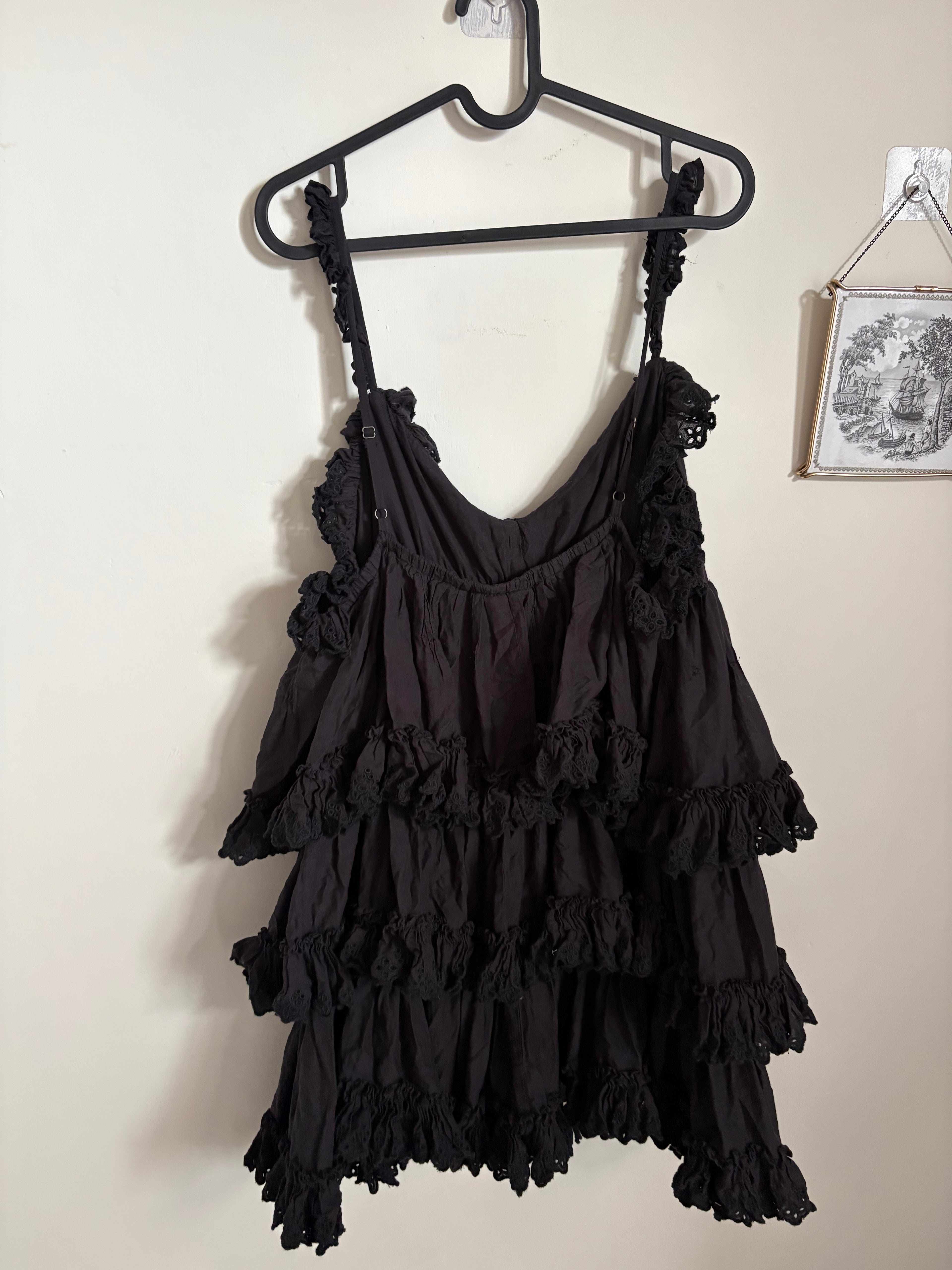 ブラックROSE BUD別注カラー】INDIA IS BEAUTIFUL/FRILL CAMISOLE
