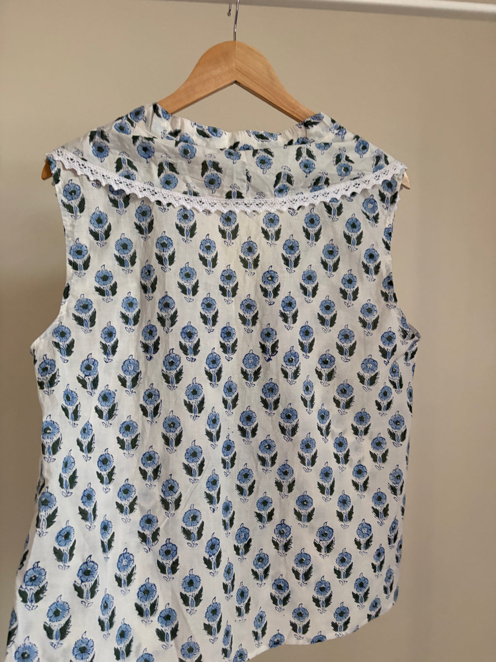 Cotton sleeveless ruffle collar top L